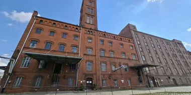Młyn, który nadal wygląda jak gotowy do pracy