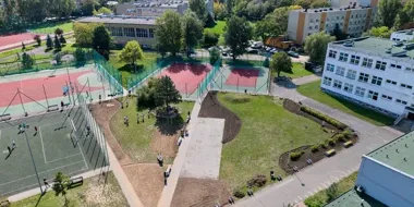 Sześć wrocławskich szkół zmienia betonowe dziedzińce w zielone pracownie