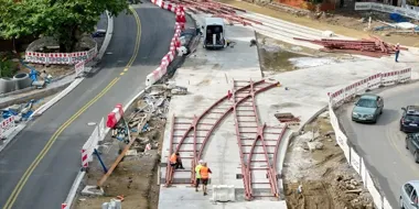 Na Drobnera i Dubois rośnie nowy węzeł. Podbudowa pod tory jest niemal gotowa