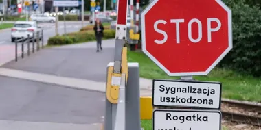 Awaria rogatek na Strzegomskiej. Pociąg przejechał przez niesprawny przejazd