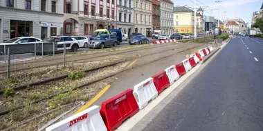 Kazimierza Wielkiego z ograniczeniami. Jedna jezdnia i zamknięty chodnik