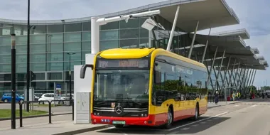 Dwie linie na lotnisko przechodzą na prąd. MPK Wrocław ma nowe autobusy