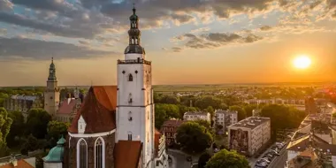 Jedyna taka biblioteka w Polsce jest pod Wrocławiem. Księgi trzymają łańcuchy