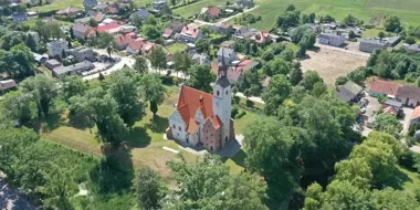 Żórawina skrywa kościół jak twierdza. W środku manierystyczny przepych