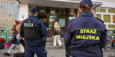 Policja i straż miejska pod szkołami. Wrocław reaguje na atak nożownika
