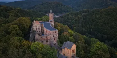 Zamek Grodno ma ponad 700 lat. Na trasie jest też monumentalna tama