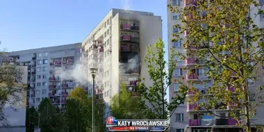 Dym na Kozanowie. Balkon na ósmym piętrze stanął w ogniu