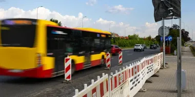 Na Klecińskiej ruszył remont. Autobusy zatrzymują się w nietypowych miejscach