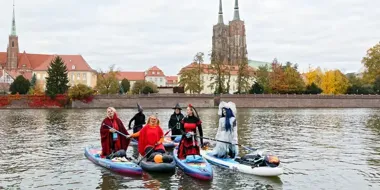 Halloweenowy spływ na SUP-ach we Wrocławiu. Potwory i czarownice na Odrze