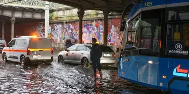 Ulewa zalewa Wrocław. Tramwaje utknęły, kierowcy omijają wiadukty