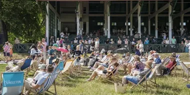 Partynice bez auta. Miasto stawia na tramwaje, pociągi i S7