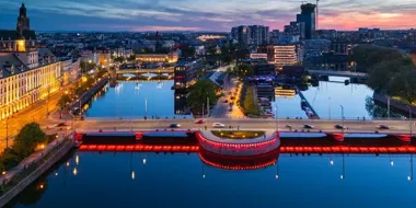 Most i arena w czerwieni. Wrocław dziękuje za zbiórkę, która poruszyła kraj