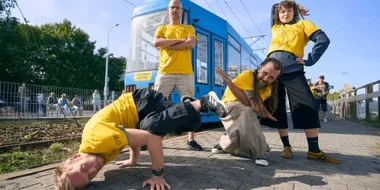 Tancerze wysiedli na przystanku i ruszyli w tramwaju. Nietypowa zapowiedź święta tańca
