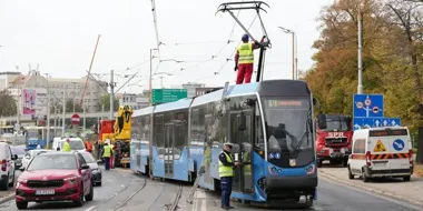 Wykolejenie tramwaju przed Mostem Grunwaldzkim. Pięć linii jedzie objazdem