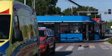 Zderzenie tramwaju z autobusem na Kosmonautów. Jedna osoba ranna