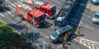 Zderzenie tramwaju z busem na skrzyżowaniu we Wrocławiu. Są ranni