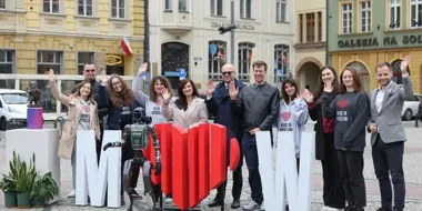 Robot humanoidalny, wyścigi dronów i biznes przyszłości w Hali Stulecia