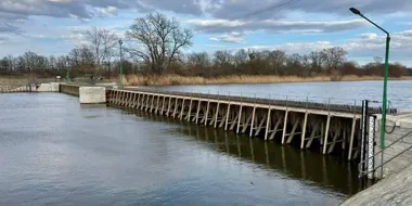 Zabytkowy Jaz Psie Pole znów piętrzy wodę – ostatni taki mechanizm nad Odrą