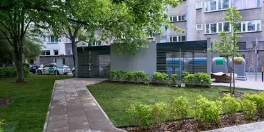 Stara wiata śmietnikowa zmieniła funkcję. W centrum przybyło bezpiecznych miejsc na rowery