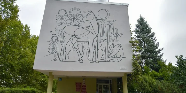 Koń, pies i koty na elewacji kliniki. Nowy mural we Wrocławiu