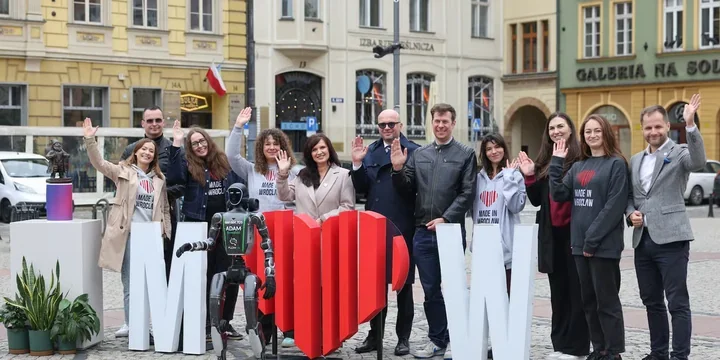 Robot humanoidalny, wyścigi dronów i biznes przyszłości w Hali Stulecia