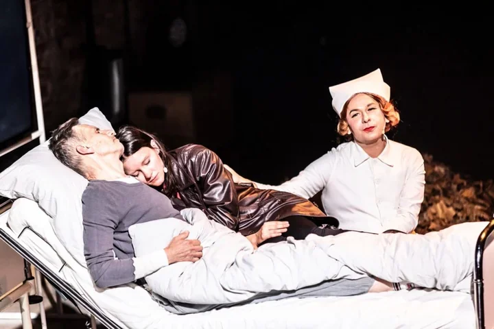 Jesień" w Teatrze Polskim w Podziemiu - scena, która łapie pęknięcia