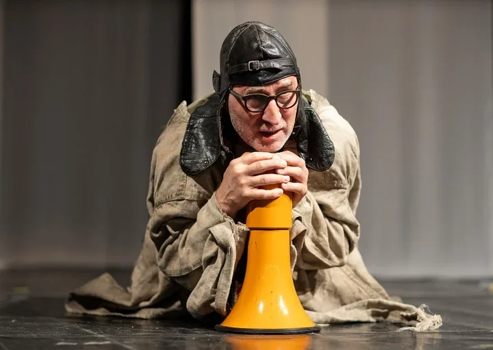 „PARADOX” - monodram, który rozbraja wojnę absurdem, zagra w Pile