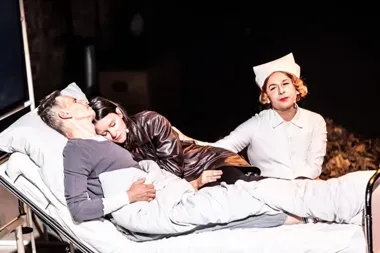 Jesień" w Teatrze Polskim w Podziemiu - scena, która łapie pęknięcia