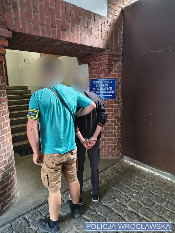 Policjant w drodze do służby zatrzymał 27-latka przy bankomacie