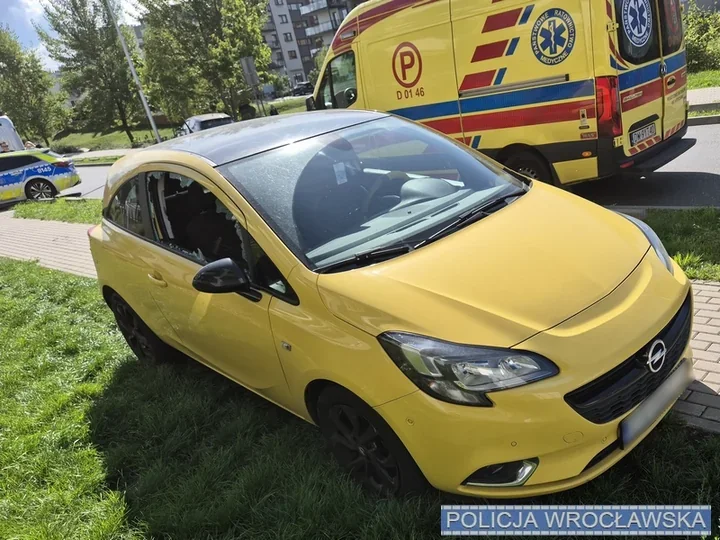 Dzielnicowy wybił szybę we Wrocławiu. Kobieta nie reagowała