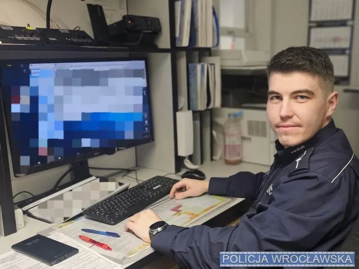 Mężczyzna w kryzysie bezdomności - policja ogrzała go i zapewniła transport