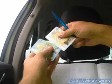Jechał za szybko pod Wrocławiem. Pokazał policjantom fałszywe prawo jazdy