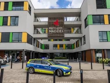 Policyjne radiowozy przy Przylądku Nadziei. Dzieci dostały wyjątkową niespodziankę