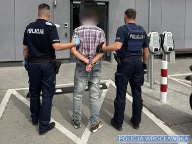 Po wezwaniu pomocy zaatakował ratowników. 42-latek zatrzymany we Wrocławiu