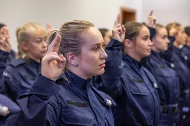 70 nowych policjantów we Wrocławiu. Najpierw czeka ich wymagające szkolenie