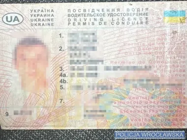 Fałszywe prawo jazdy wykryto przy busie z koparką we Wrocławiu