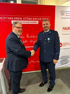 Policjant z Wrocławia odznaczony po oddaniu 24 litrów krwi