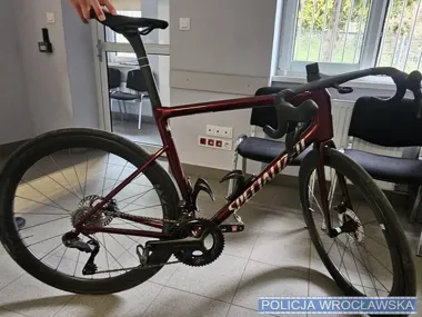 Kradzionym rowerem wjechał w peleton - pościg zakończył rajd 20-latka