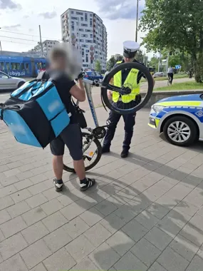 37 mandatów po akcji we Wrocławiu - policja sprawdziła rowery, hulajnogi i pieszych