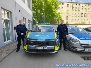 90-latka runęła na jezdnię we Wrocławiu - policjanci byli obok w decydującej chwili