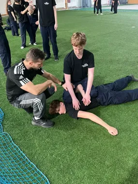 Sekundy od decyzji - uczniowie klas mundurowych ćwiczyli interwencje z policją