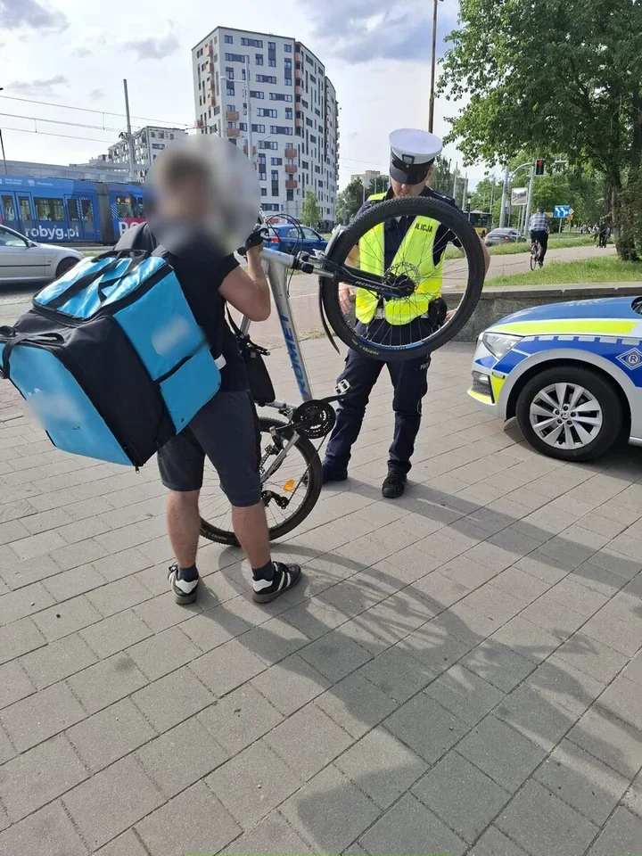37 mandatów po akcji we Wrocławiu - policja sprawdziła rowery, hulajnogi i pieszych