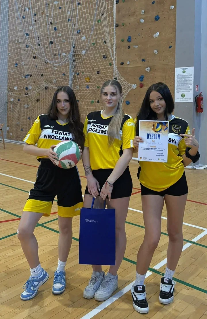 Młodzieżowe rady z regionu spotkały się na boisku – sport, zbiórka i integracja w Kiełczowie