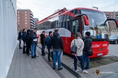 Deszcz nie zatrzymał dawców – 8,1 litra krwi zebrane przy starostwie
