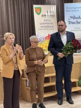 Przepisy osadników trafiły do książki. Seniorzy i uczniowie gotowali razem