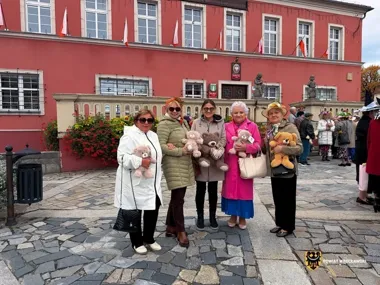 Kolorowy korowód i pluszowe misie. Seniorzy świętowali w Sobótce
