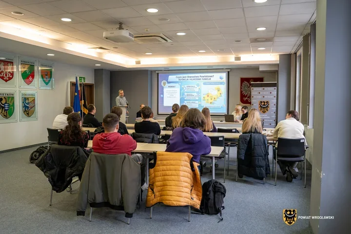 Studenci zajrzeli za kulisy urzędu, gdzie papier ustępuje EZD RP