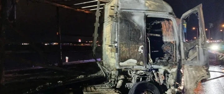 Ciężarówka uderzyła w bariery na A4. Wyciek paliwa wywołał pożar