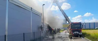 Pożar hali warsztatowej we Wrocławiu. W akcji 36 strażaków