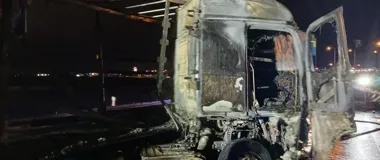 Ciężarówka uderzyła w bariery na A4. Wyciek paliwa wywołał pożar